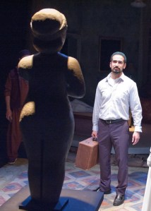 GB-Inana-Yasinwithstatue